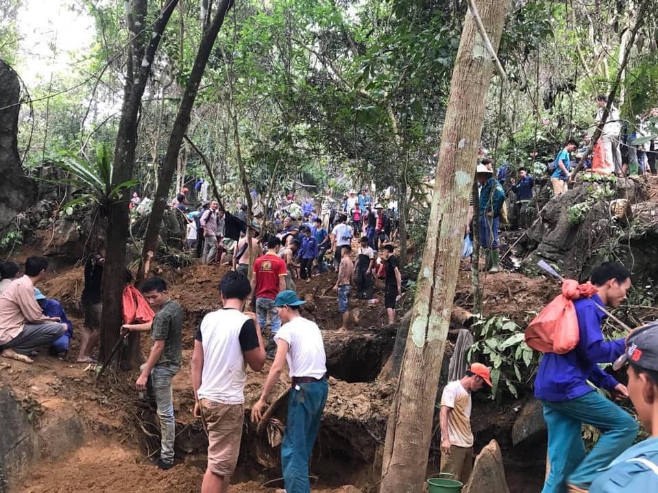 Hàng ngàn người cầm cuốc, thuổng đổ xô lên núi tìm đá quý giá trị 5 tỉ đồng - Ảnh 1.