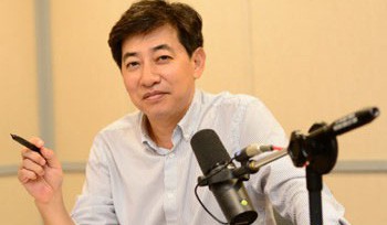 MC kỳ cựu xin nghỉ việc vì bê bối chụp lén dưới váy phụ nữ