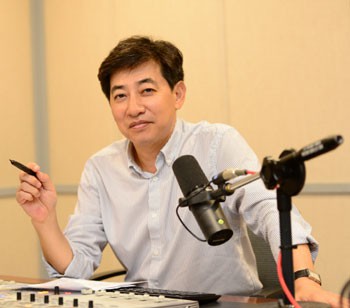 MC kỳ cựu xin nghỉ việc v&igrave; b&ecirc; bối chụp l&eacute;n dưới v&aacute;y phụ nữ - Ảnh 2.