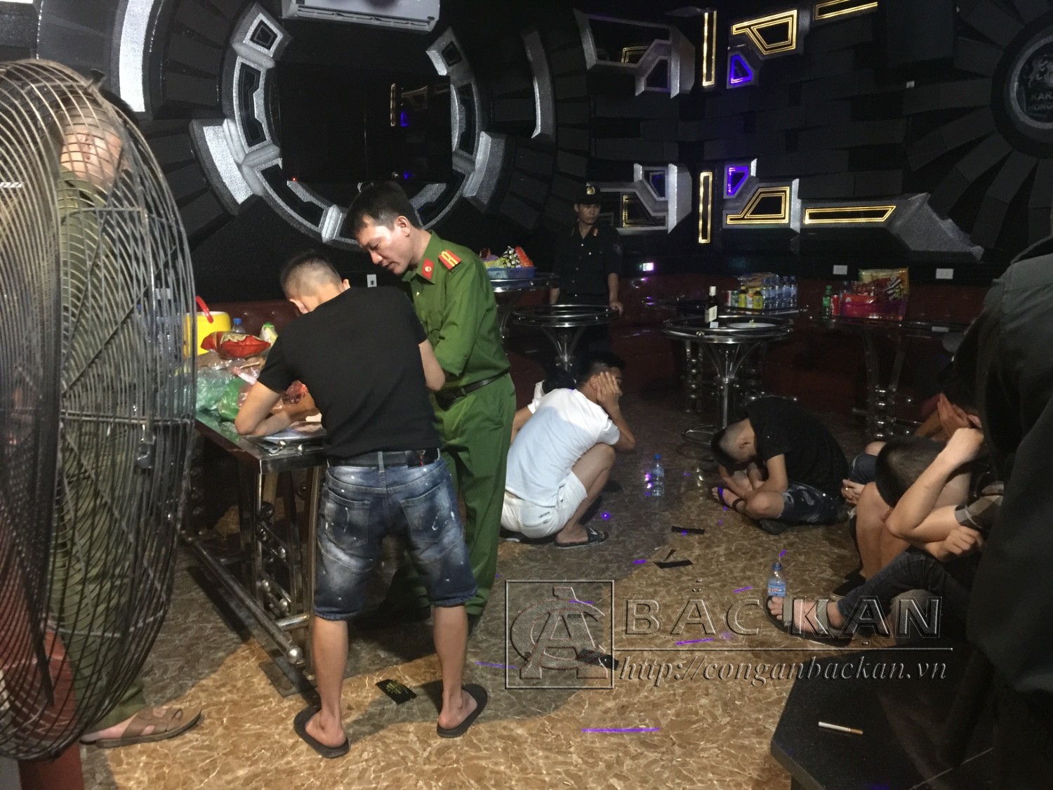 Đột kích phòng karaoke "Tổng thống", "Hoàng hậu", phát hiện hàng chục nam nữ đang "bay lắc"