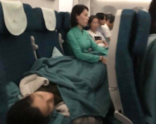 Tiếp viên chia sẻ về giây phút ngồi ôm nữ hành khách bị ngất trên máy bay