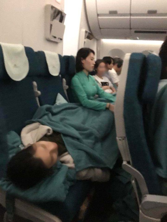 Tiếp vi&ecirc;n chia sẻ về gi&acirc;y ph&uacute;t ngồi &ocirc;m nữ h&agrave;nh kh&aacute;ch bị ngất tr&ecirc;n m&aacute;y bay - Ảnh 1.