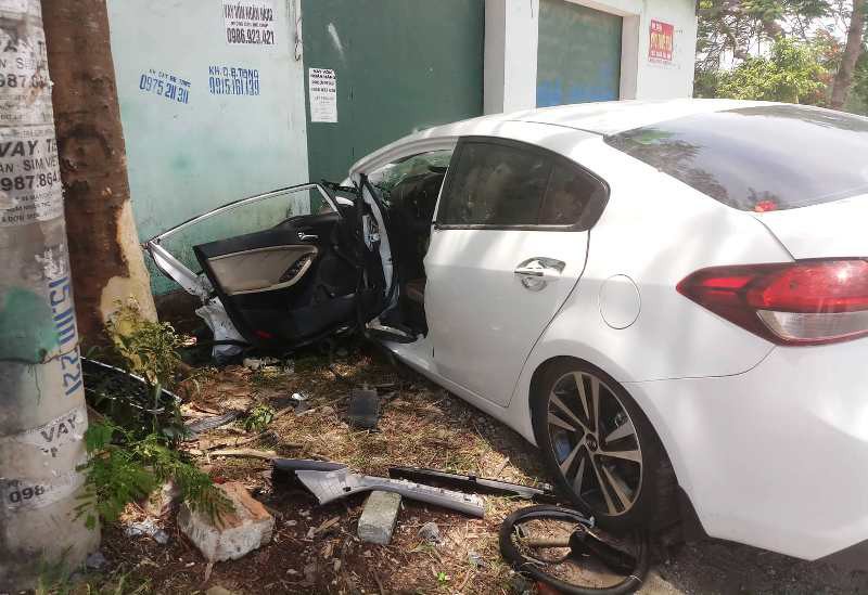 Xe ôtô 4 chỗ bất ngờ lao lên vỉa hè, tài xế và 2 mẹ con bị thương nặng