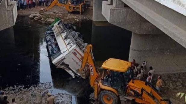 T&agrave;i xế buồn ngủ, xe bu&yacute;t lao khỏi cao tốc rơi xuống k&ecirc;nh - Ảnh 1.