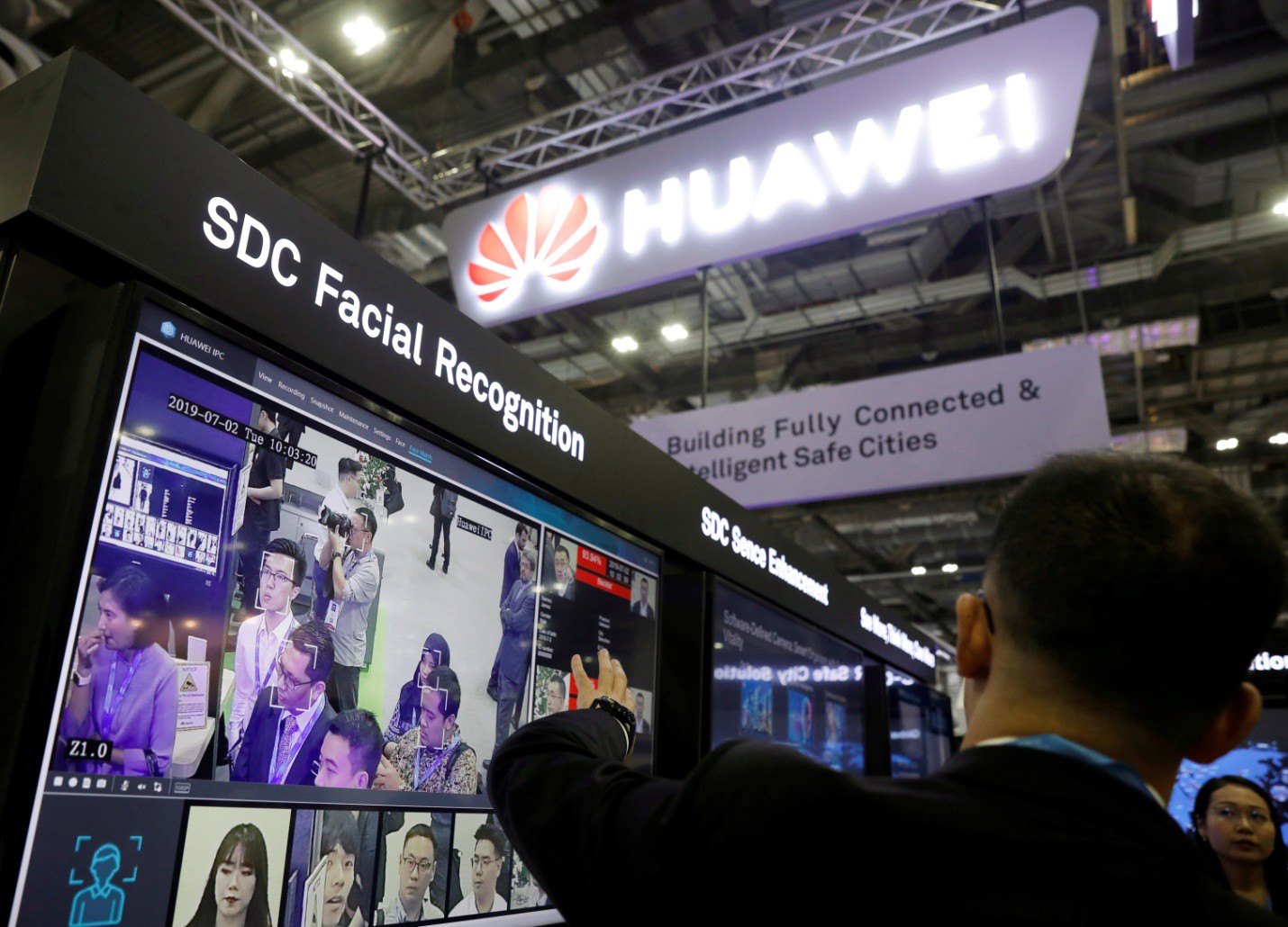 Nhân viên Huawei liên hệ sâu sắc với quân đội Trung Quốc