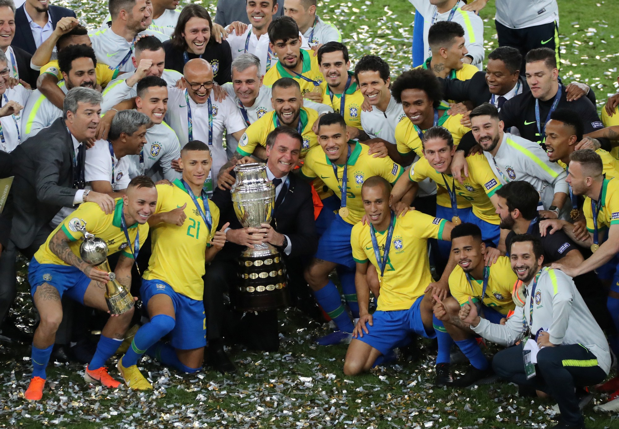 Thẻ đỏ, phạt đền, Brazil giành hết vinh quang Copa America