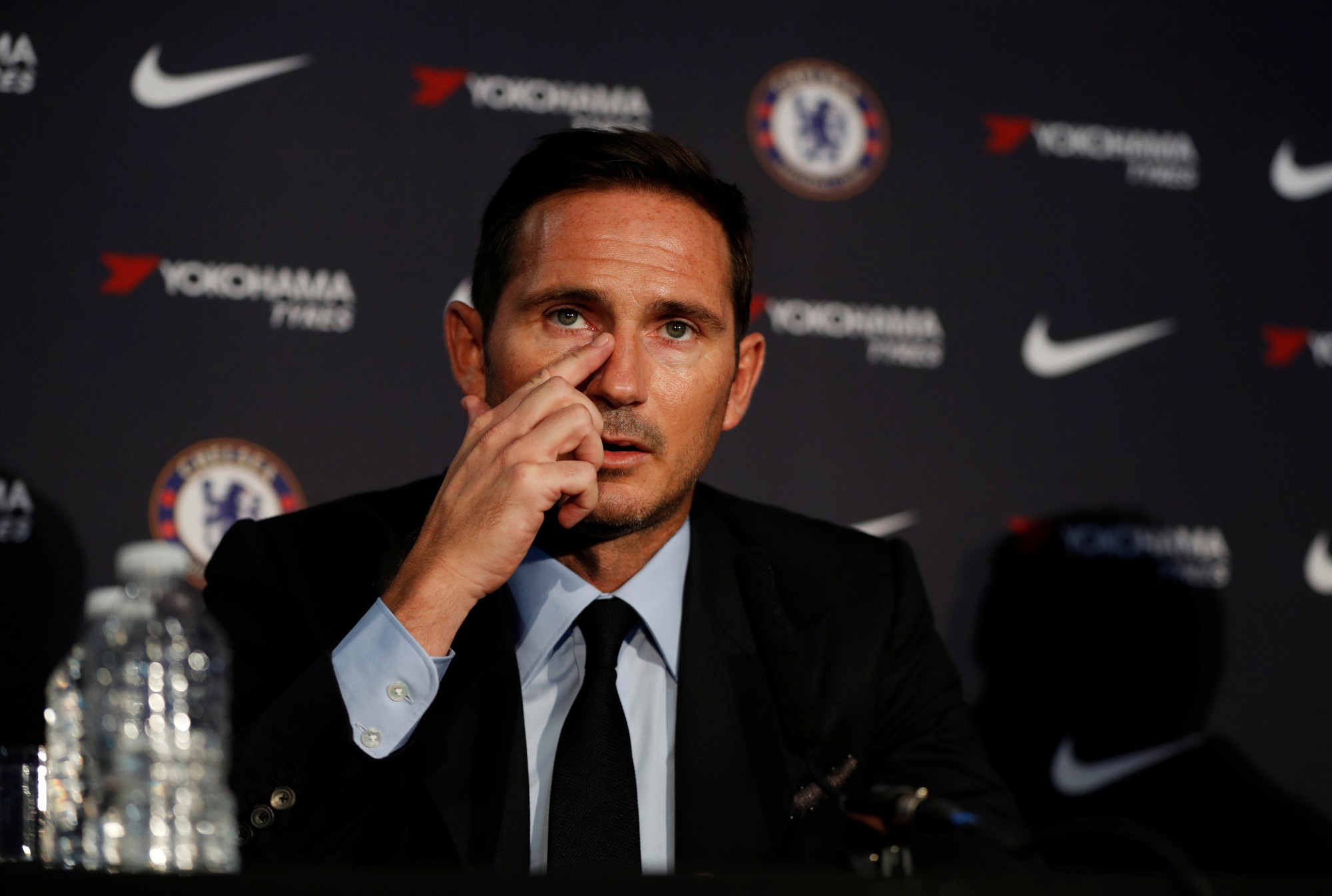 T&acirc;n HLV Chelsea Lampard mướt mồ hồi tập luyện c&ugrave;ng học tr&ograve; - Ảnh 2.