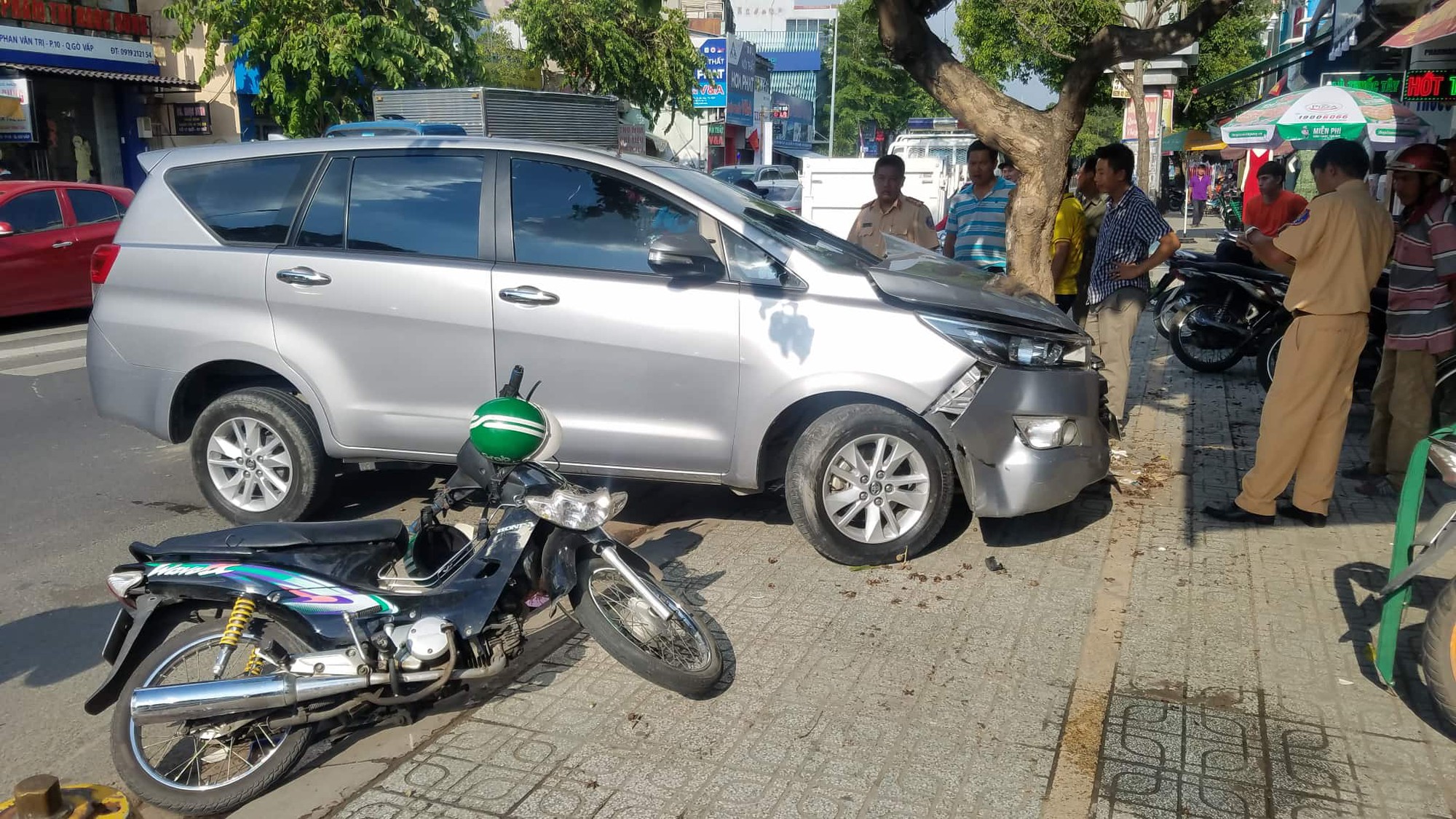 Ôtô nổ lốp trên đường Phan Văn Trị lao thẳng vào tài xế GrabBike