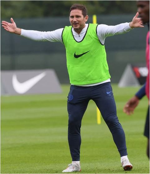T&acirc;n HLV Chelsea Lampard mướt mồ hồi tập luyện c&ugrave;ng học tr&ograve; - Ảnh 1.