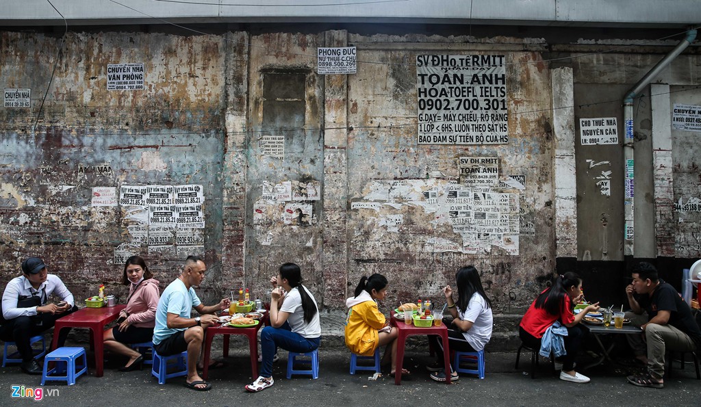 Tiệm bánh mì 60 năm bên vỉa hè