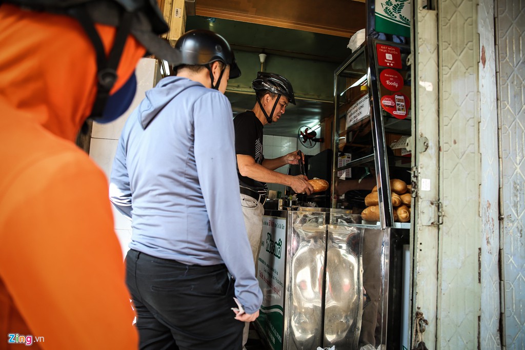 Tiệm bánh mì 60 năm bên vỉa hè - Ảnh 2.