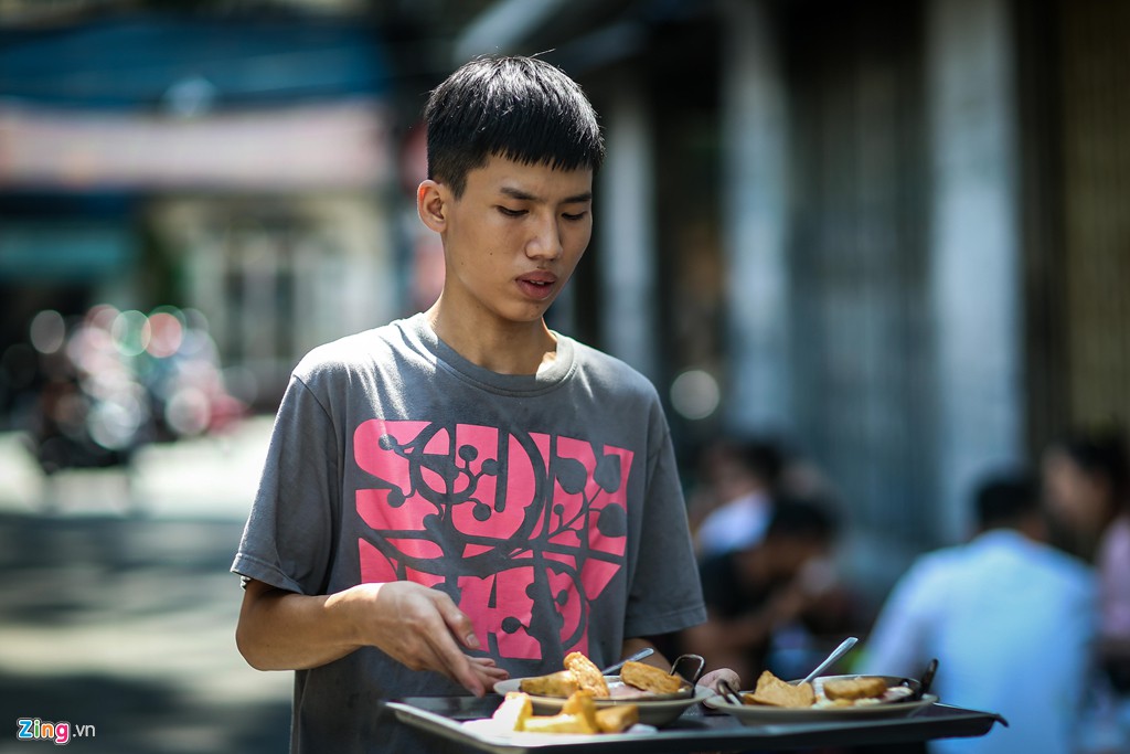 Tiệm bánh mì 60 năm bên vỉa hè - Ảnh 18.