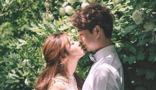 Vợ chồng m&agrave; h&ocirc;n nhau ngo&agrave;i đường... - Ảnh 3.