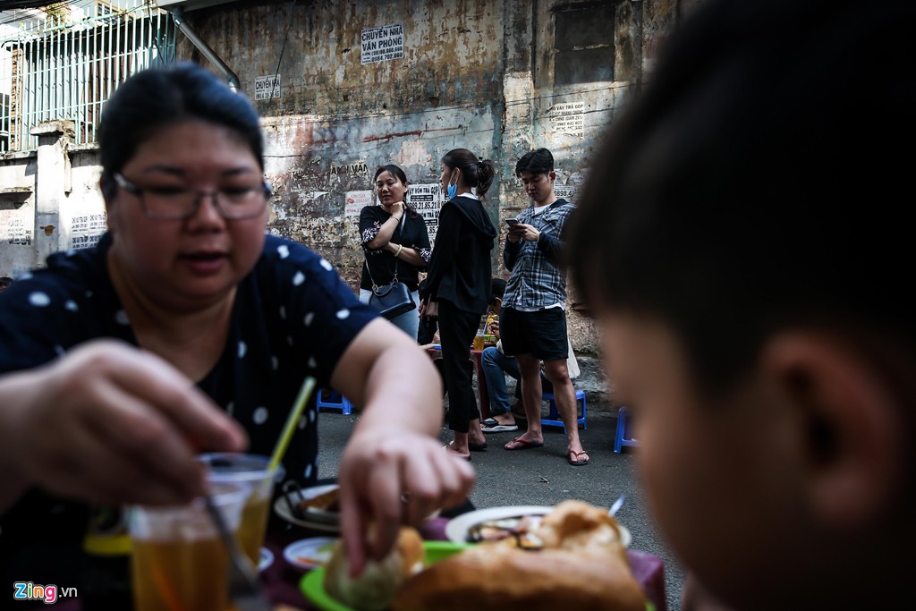 Tiệm bánh mì 60 năm bên vỉa hè - Ảnh 3.