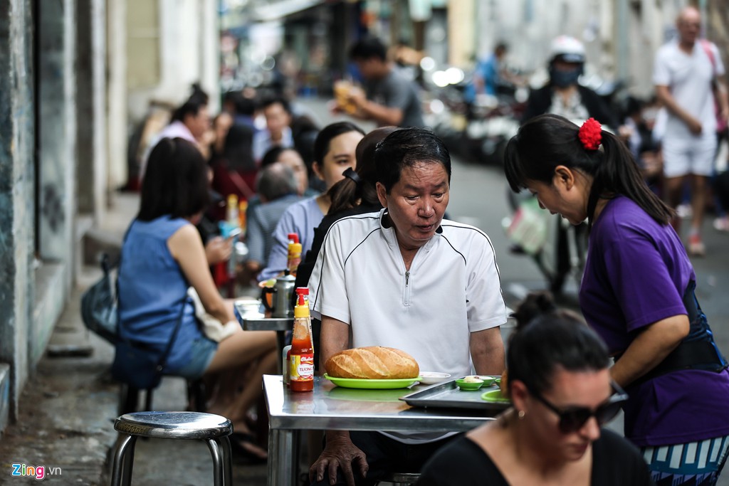 Tiệm bánh mì 60 năm bên vỉa hè - Ảnh 4.