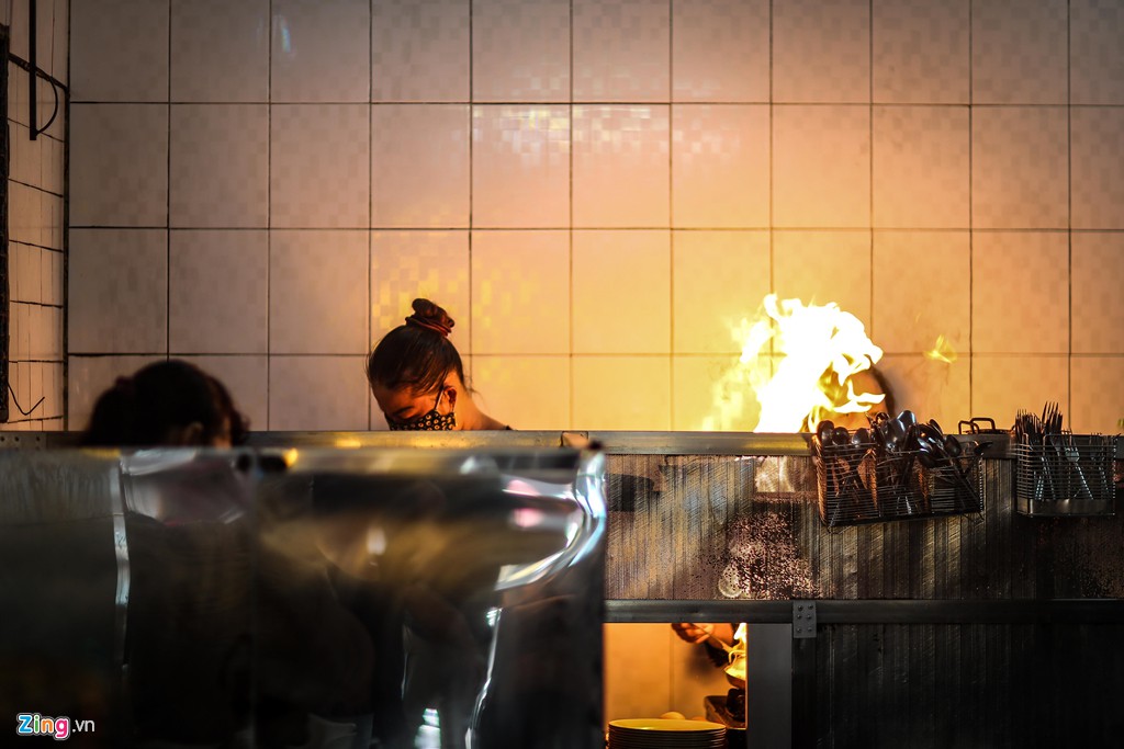 Tiệm bánh mì 60 năm bên vỉa hè - Ảnh 9.