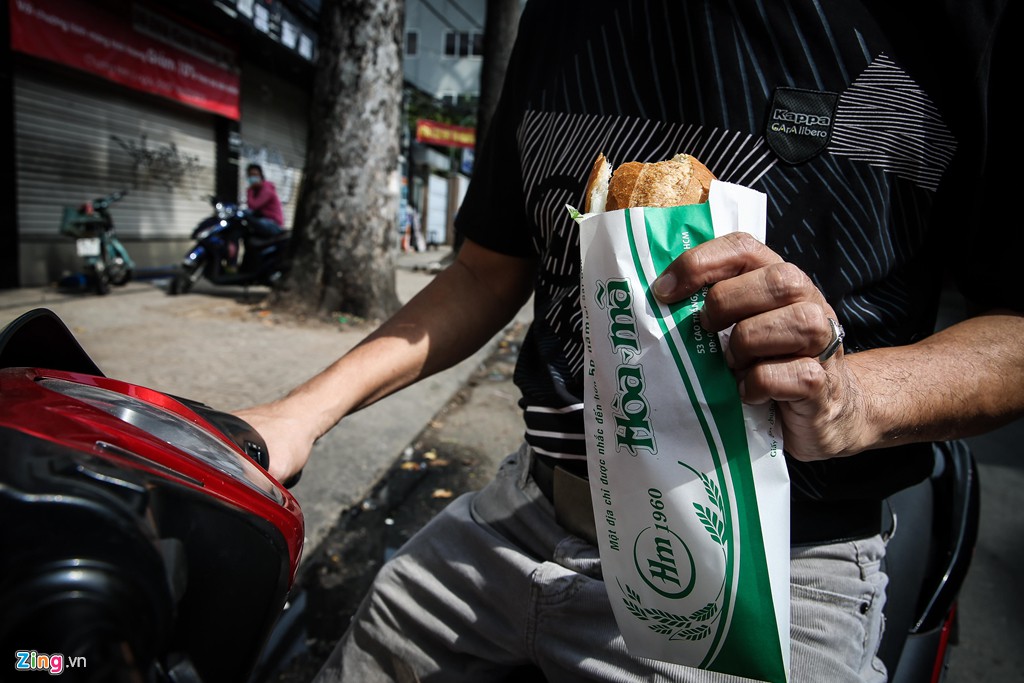 Tiệm bánh mì 60 năm bên vỉa hè - Ảnh 10.