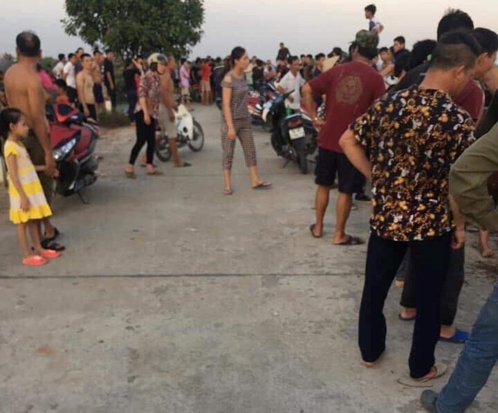 Thấy dép trên bờ, tìm dưới kênh phát hiện 3 bé trai trong 1 gia đình tử vong