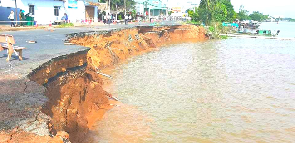 Đoạn Quốc lộ 91  bị "hà bá" nuốt chửng trong đêm