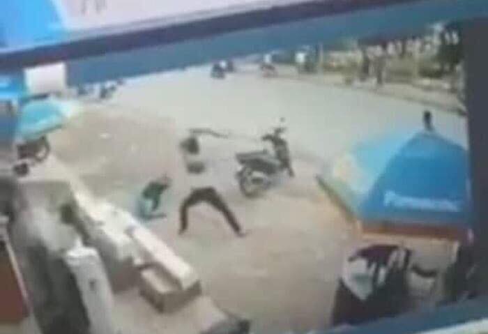 Clip: Nam thanh niên cầm hung khí lao vào hành hung dã man bảo vệ Điện máy Xanh