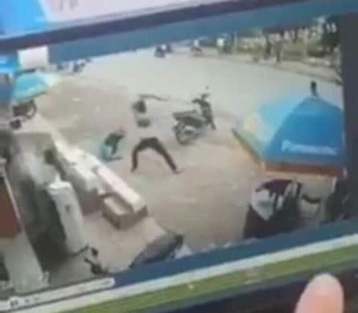 Clip: H&atilde;i h&ugrave;ng cảnh nam thanh ni&ecirc;n d&ugrave;ng hung kh&iacute; lao v&agrave;o h&agrave;nh hung d&atilde; man bảo vệ Điện m&aacute;y Xanh - Ảnh 2.