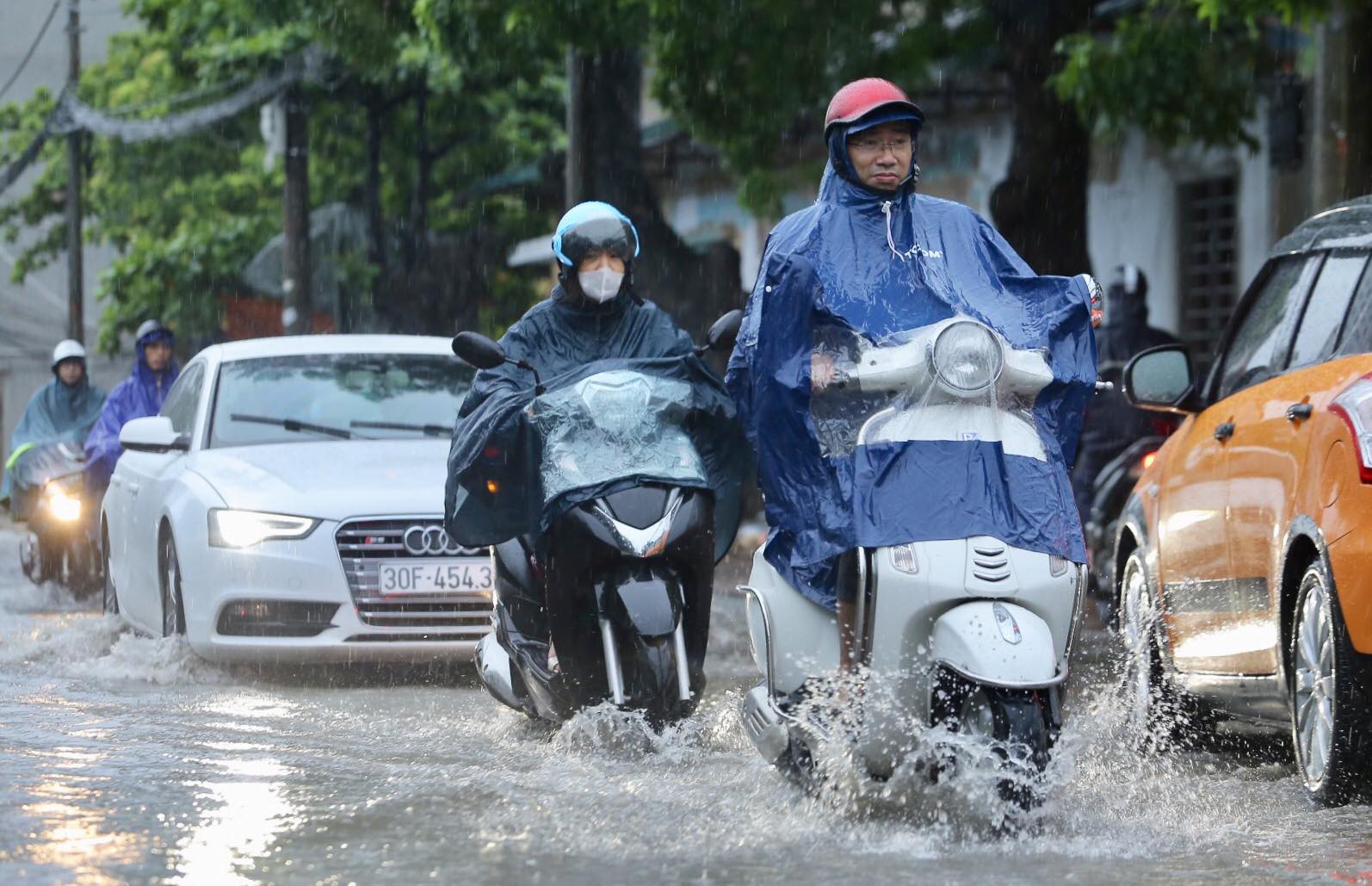 Mưa kéo dài, Hà Nội ngập, tắc đường - Ảnh 1.