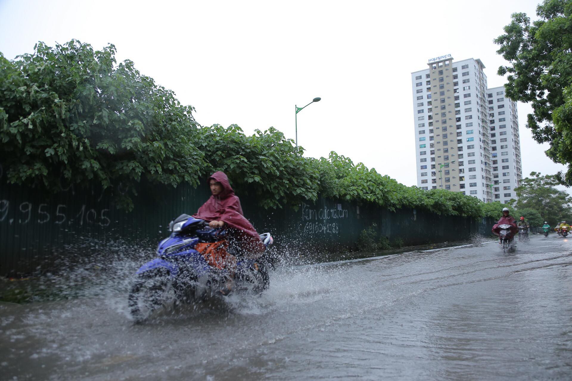 Mưa kéo dài, Hà Nội ngập, tắc đường - Ảnh 3.
