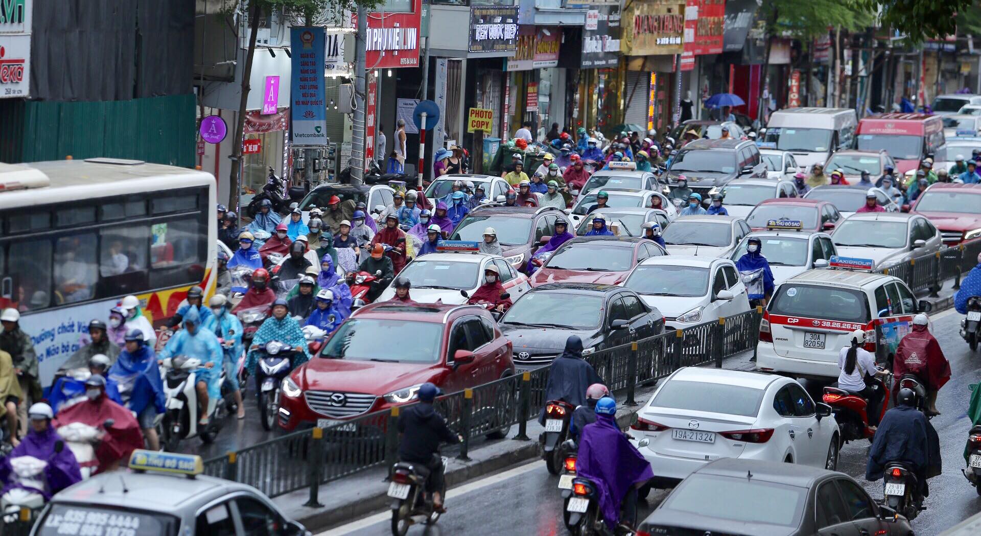Mưa kéo dài, Hà Nội ngập, tắc đường - Ảnh 10.