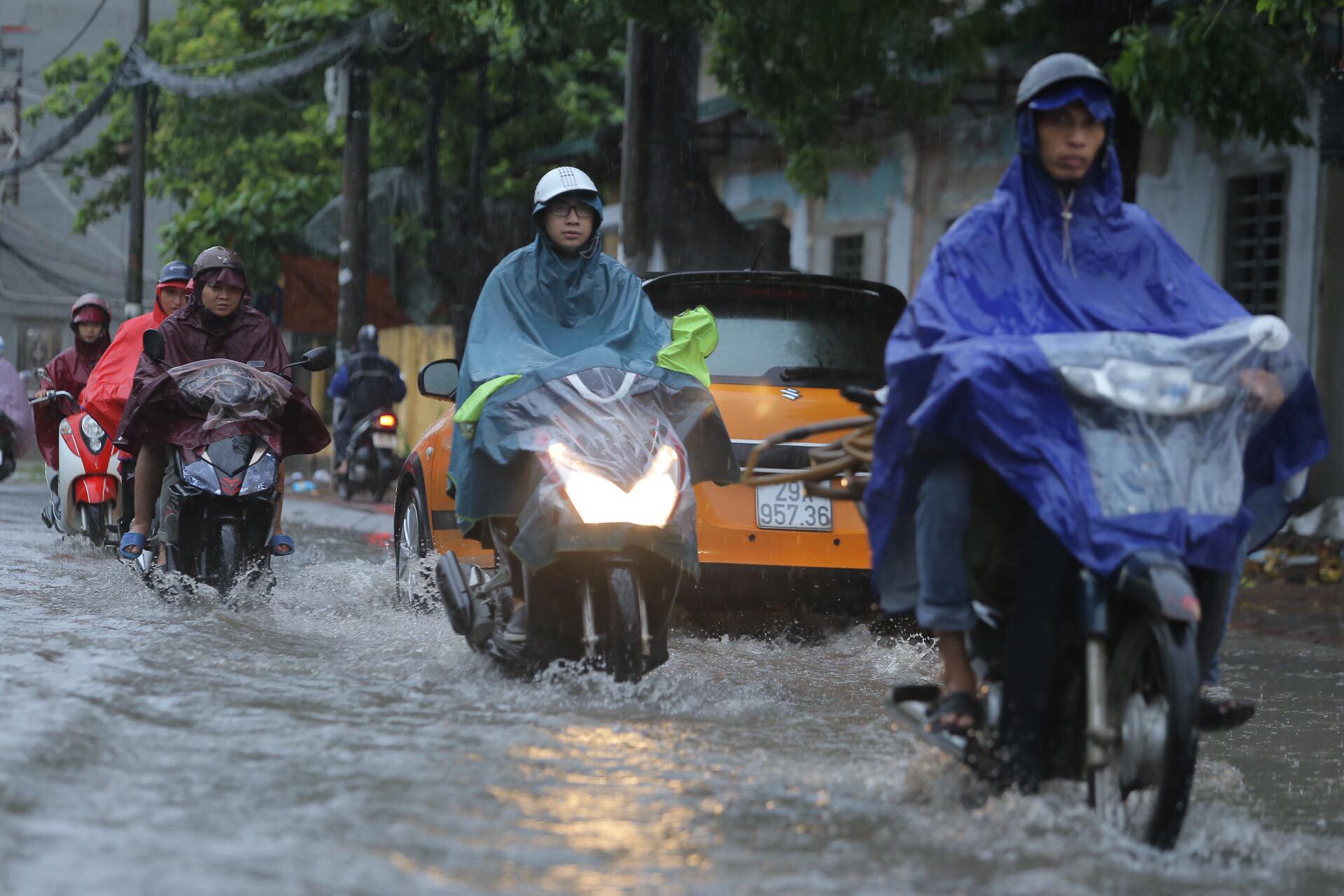 Mưa kéo dài, Hà Nội ngập, tắc đường - Ảnh 4.