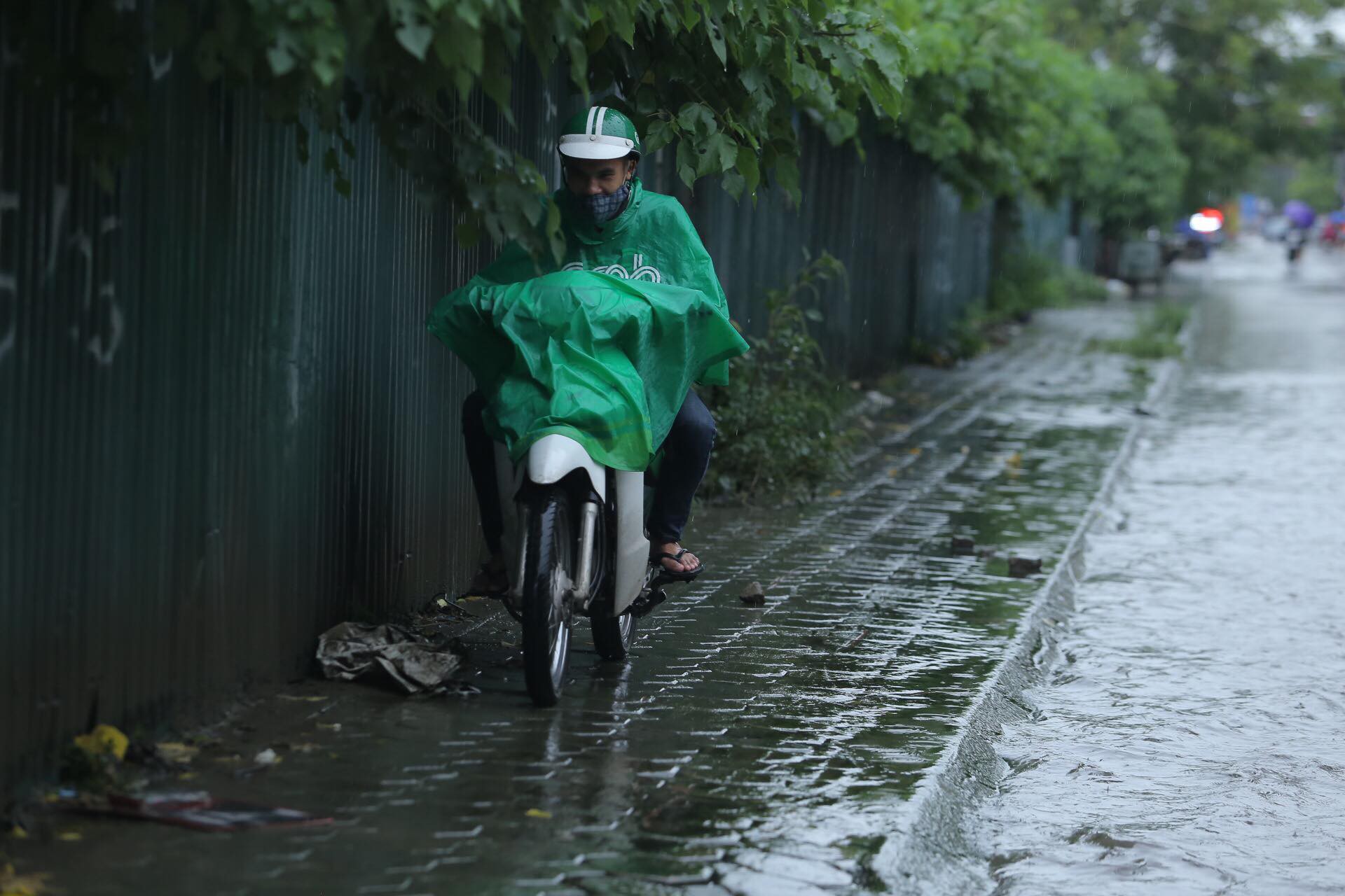 Mưa kéo dài, Hà Nội ngập, tắc đường - Ảnh 5.