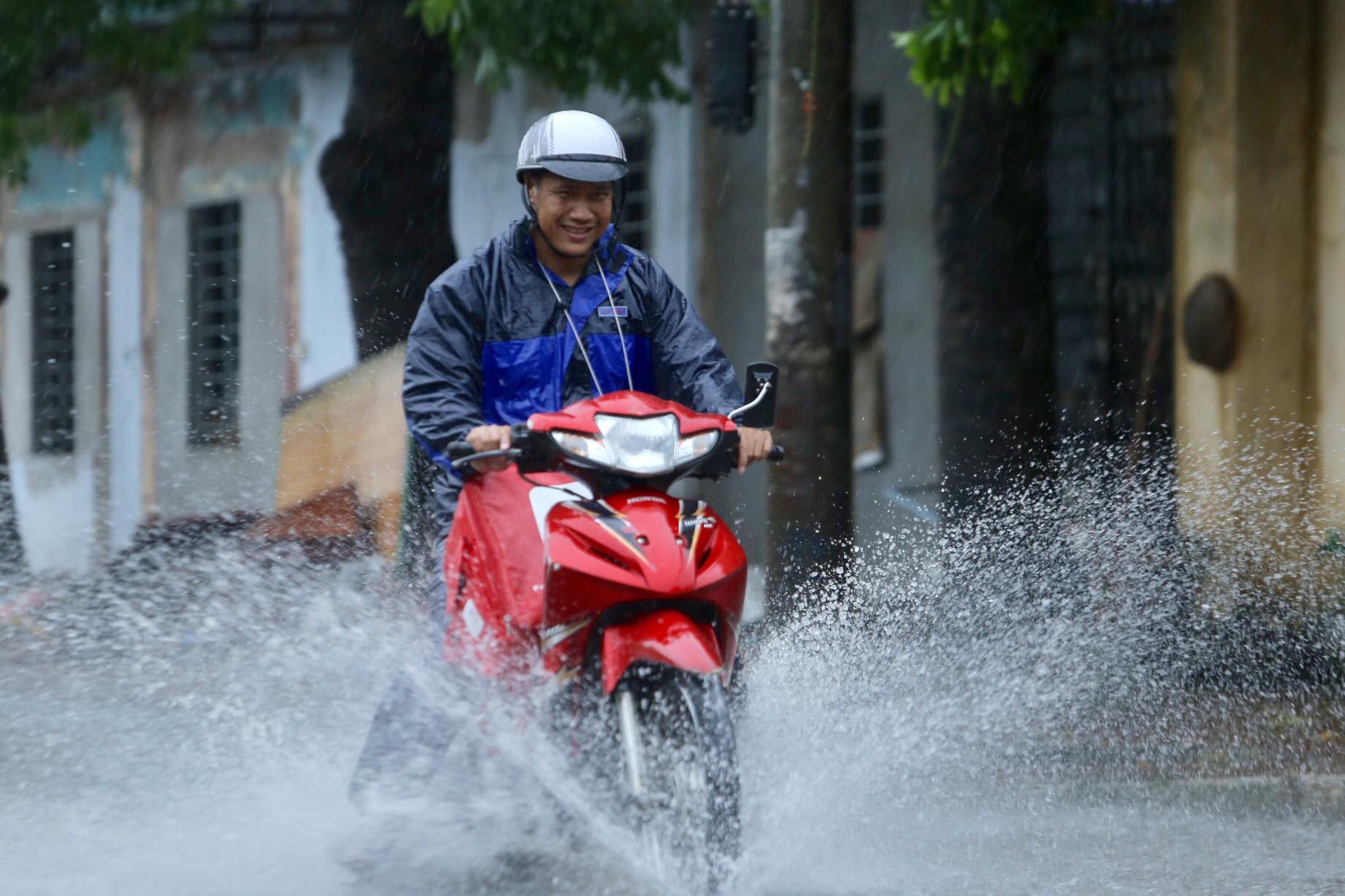 Mưa kéo dài, Hà Nội ngập, tắc đường - Ảnh 7.