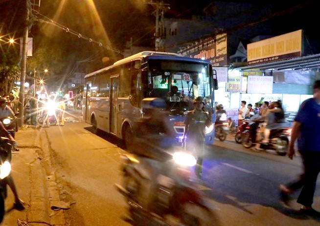 Tự ng&atilde; khi đi xe m&aacute;y, thanh ni&ecirc;n bị xe bu&yacute;t c&aacute;n tử vong  - Ảnh 1.
