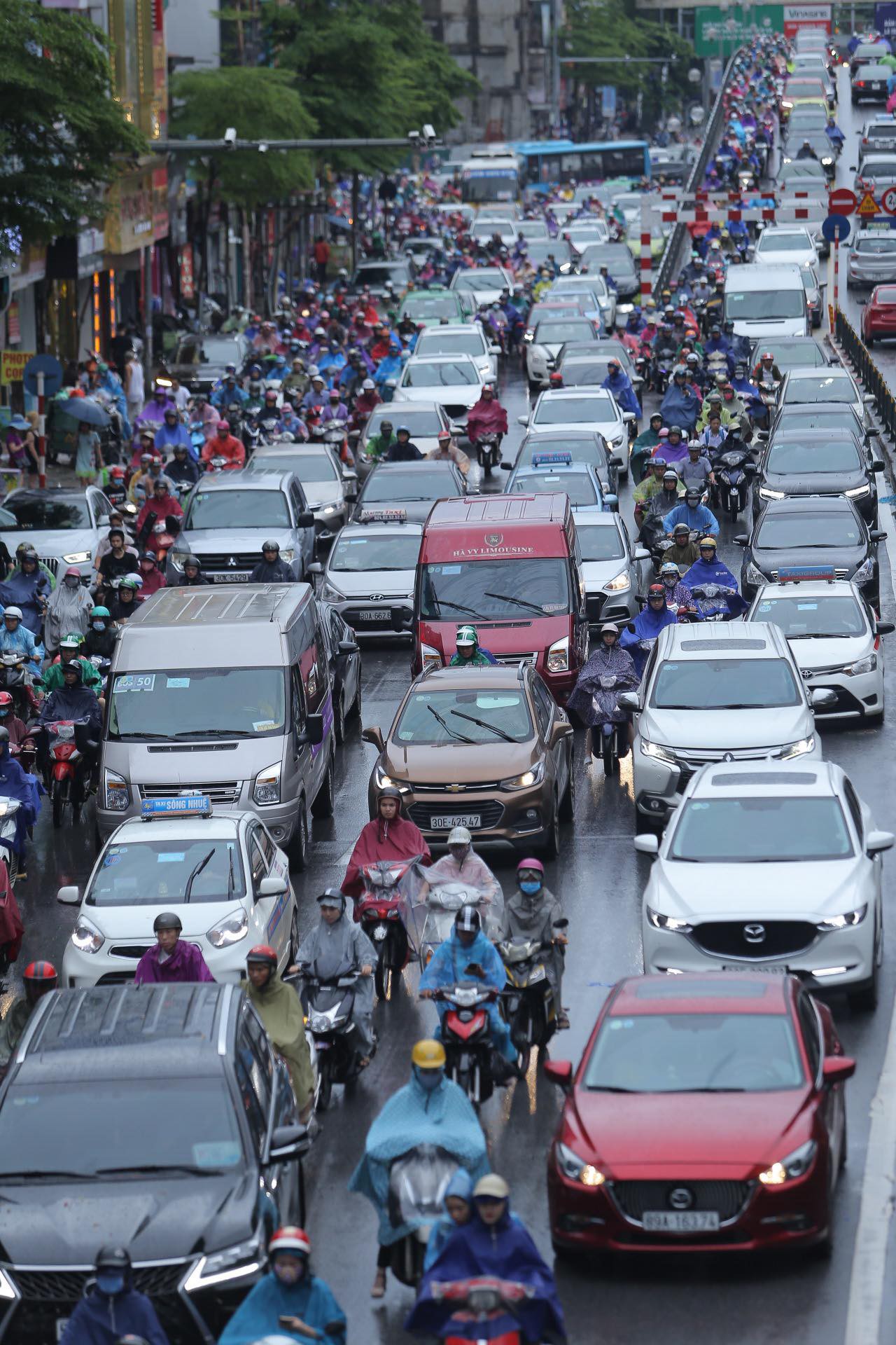Mưa kéo dài, Hà Nội ngập, tắc đường - Ảnh 13.