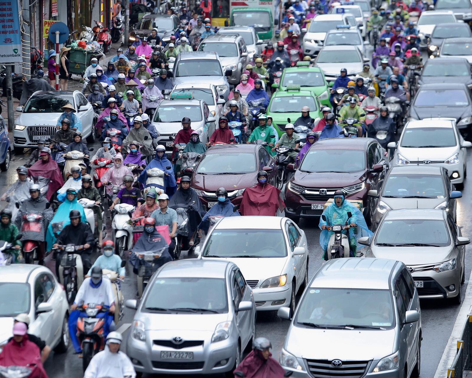 Mưa kéo dài, Hà Nội ngập, tắc đường - Ảnh 14.