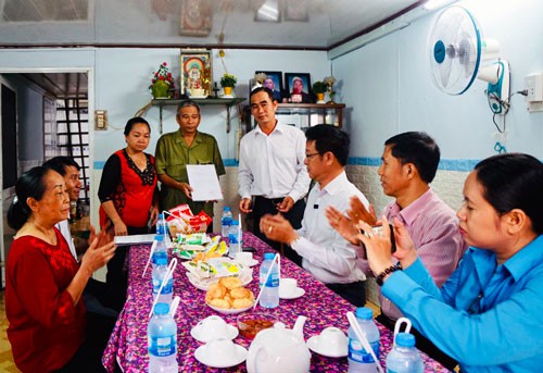 Những người "làm dâu trăm họ"
