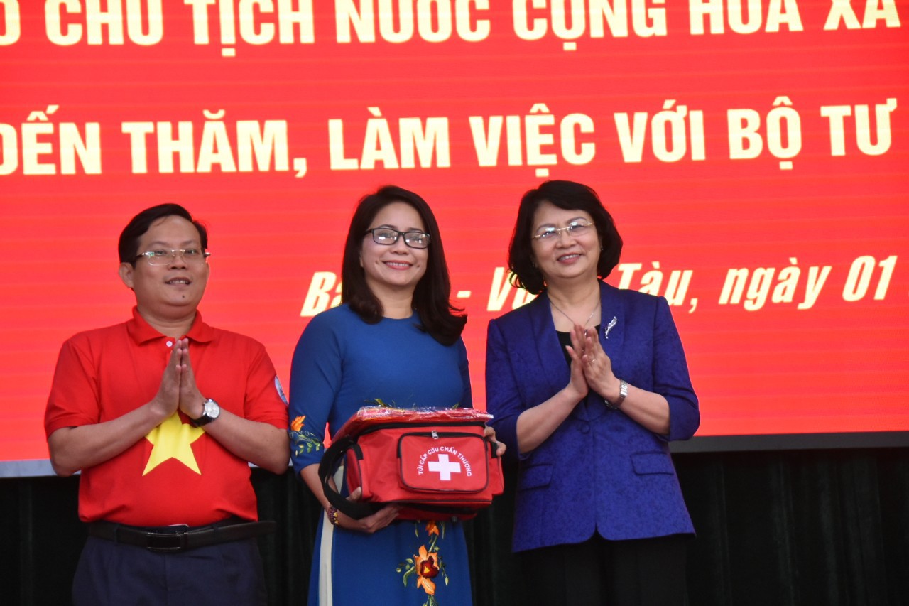 Phó Chủ tịch nước cùng Báo Người Lao Động trao 1.000 lá cờ Tổ Quốc cho ngư dân Bà Rịa - Vũng Tàu
