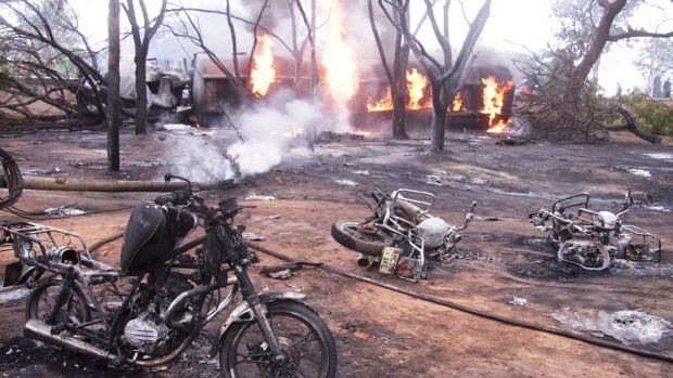 Đang hốt nhiên liệu, 132 người thương vong vì xe tải phát nổ