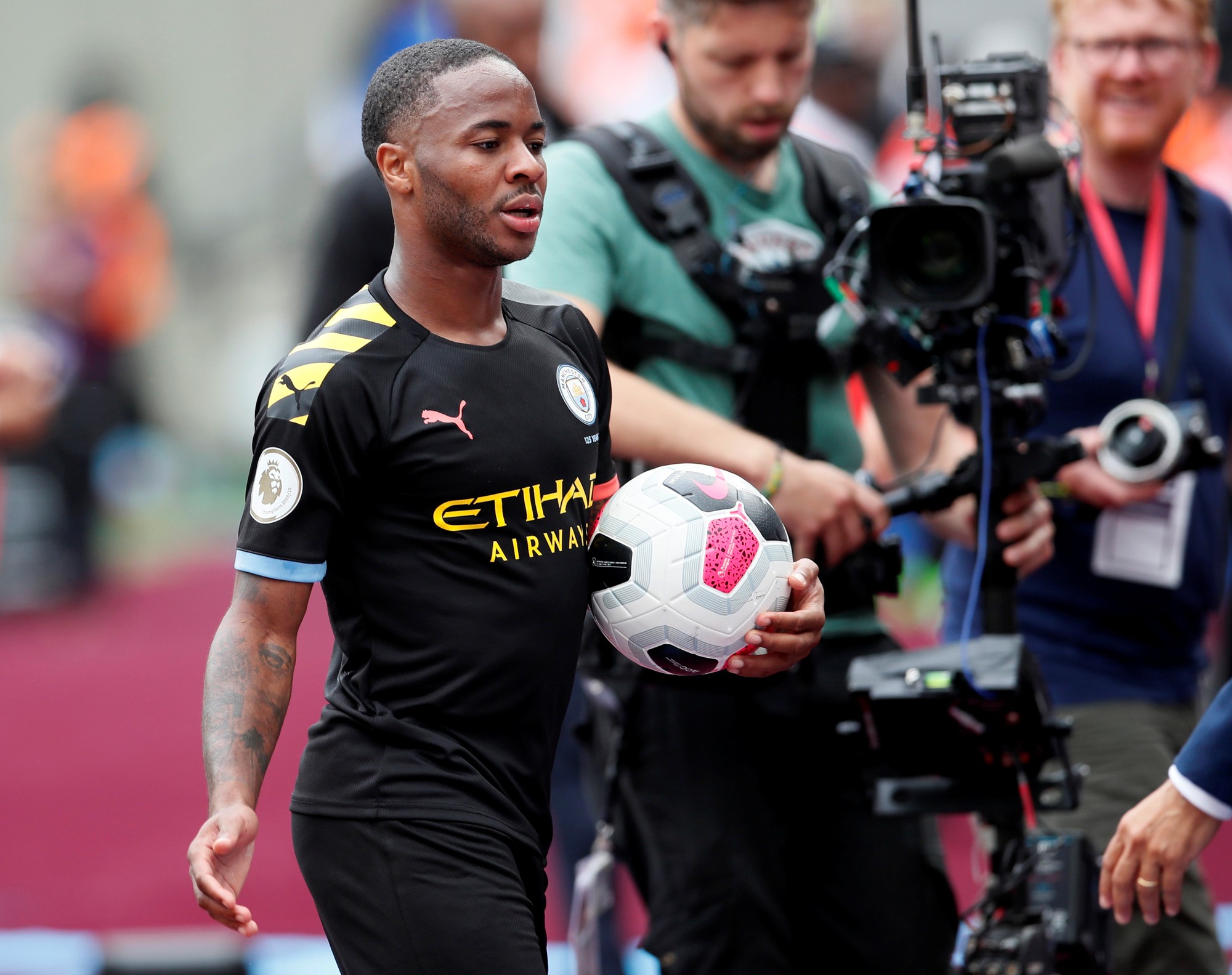 Sterling lập hat-trick, Man City vùi dập West Ham 5-0
