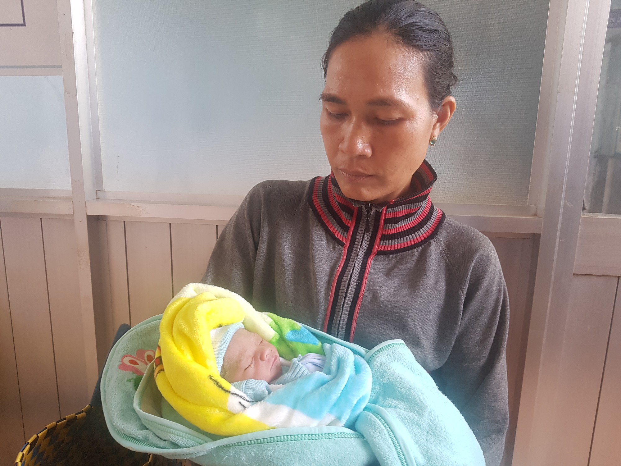Bé sơ sinh còn dây rốn bị bỏ rơi bên đường - Ảnh 1.