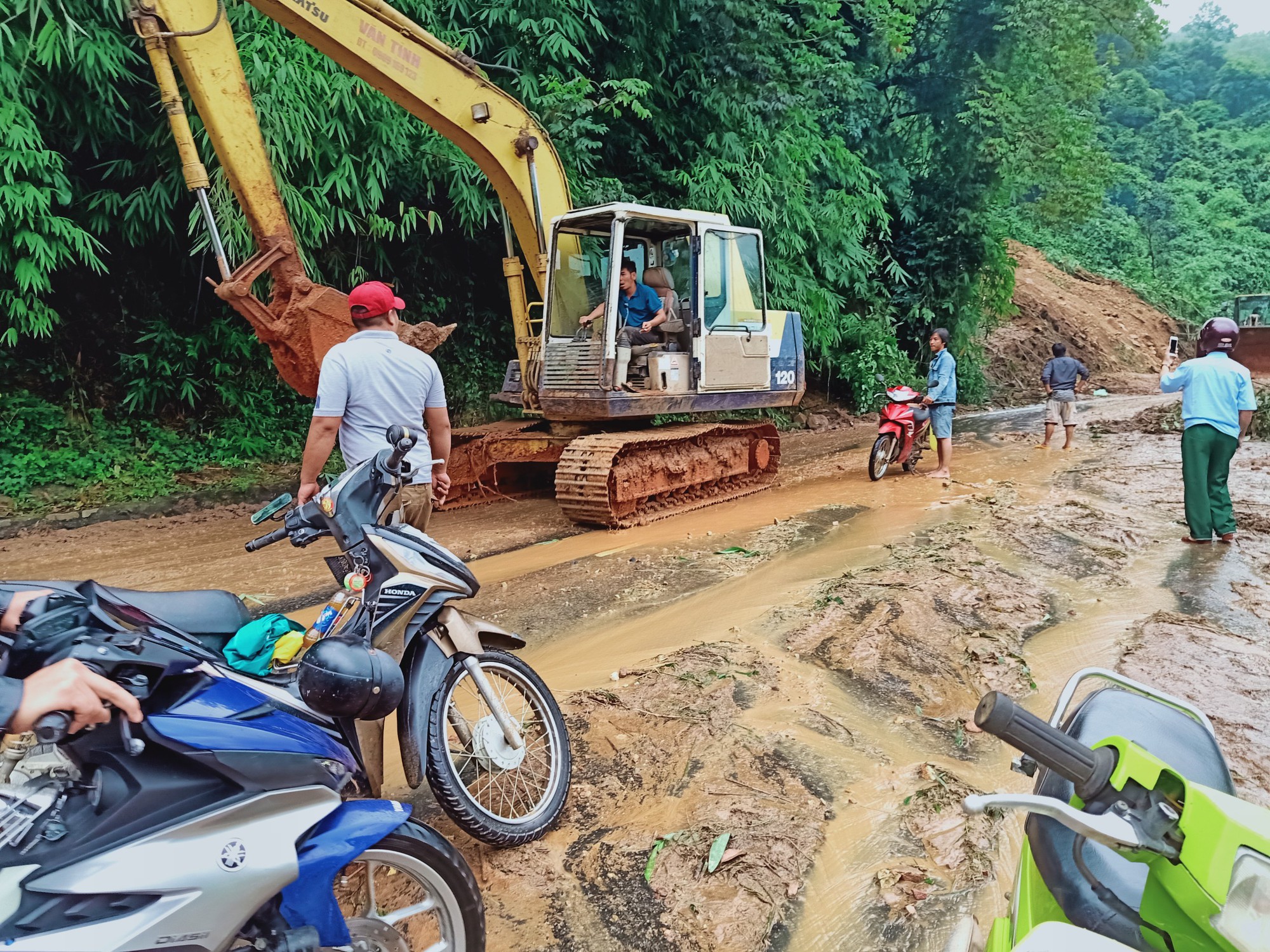 Xúc động tiễn biệt công an viên Phạm Minh Tú tử vong do cứu người trong lũ dữ - Ảnh 7.