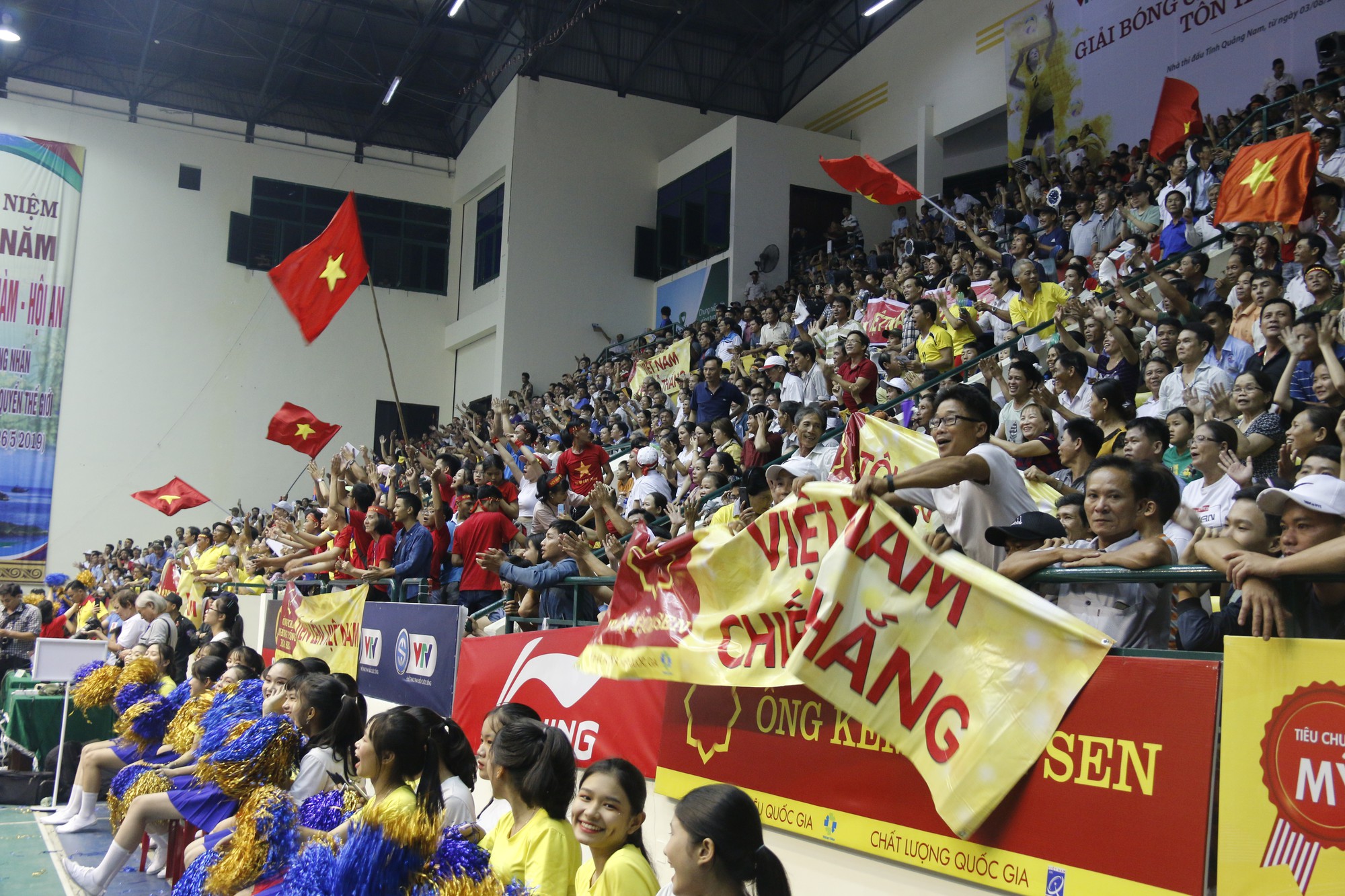 Clip: Kinh ho&agrave;ng cảnh chen lấn, giẫm đạp để được xem b&oacute;ng chuyền VTV cup - Ảnh 4.