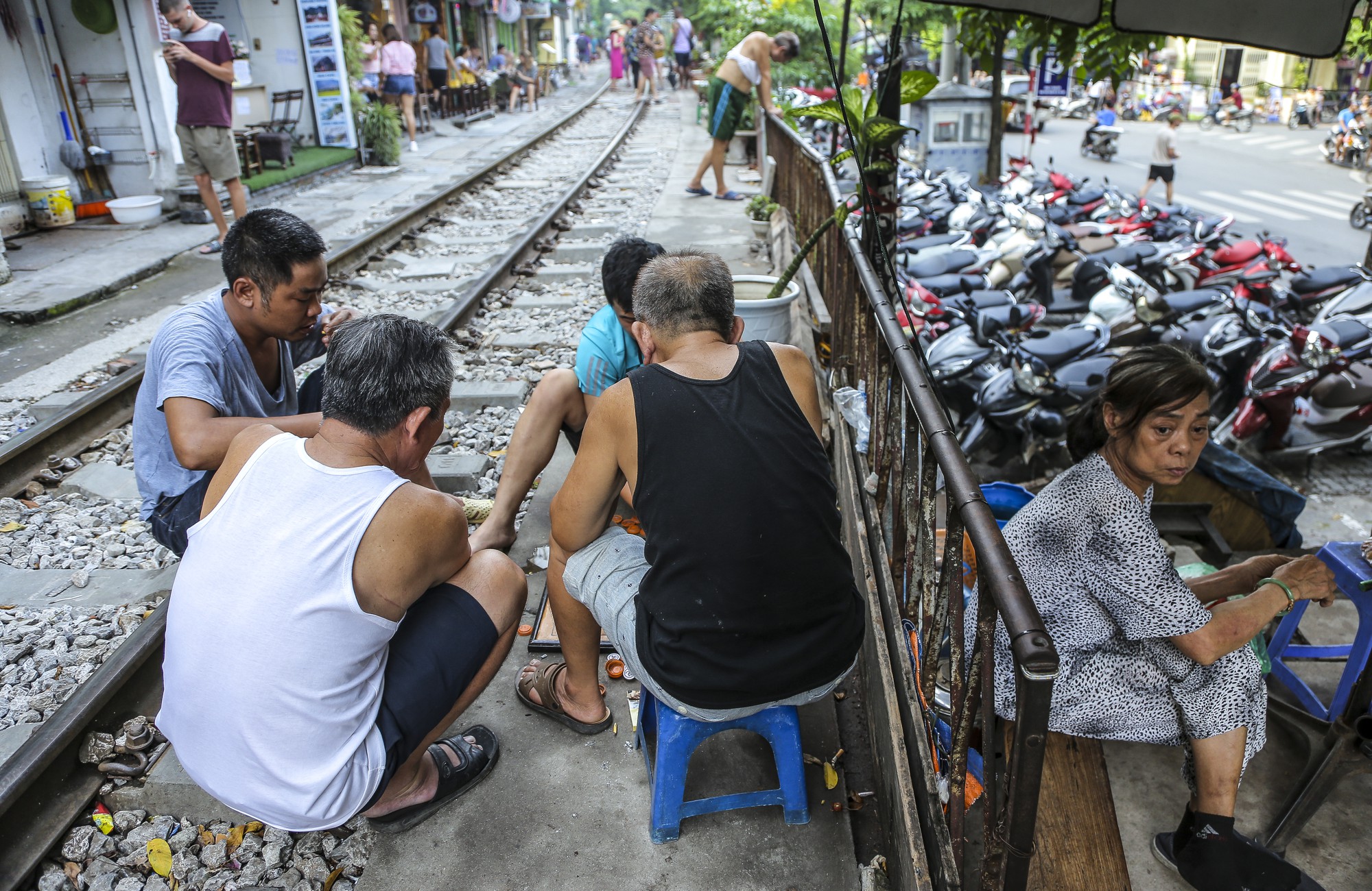 Th&oacute;t tim cảnh t&acirc;y, ta lố nhố đứng ngồi ở x&oacute;m c&agrave; ph&ecirc; phố đường t&agrave;u - Ảnh 16.