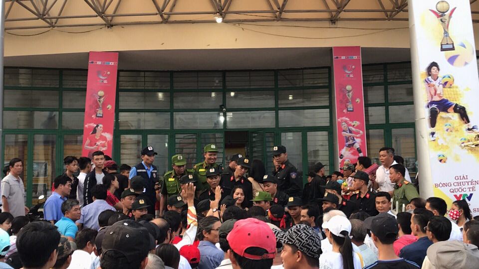 Clip: Kinh ho&agrave;ng cảnh chen lấn, giẫm đạp để được xem b&oacute;ng chuyền VTV cup - Ảnh 6.