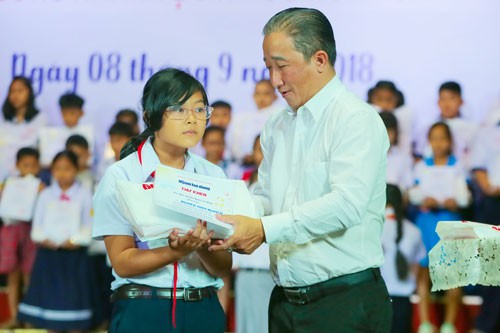 HỌC BỔNG "CHẮP CÁNH ƯỚC MƠ": Tiếp sức con công nhân khó khăn đến trường