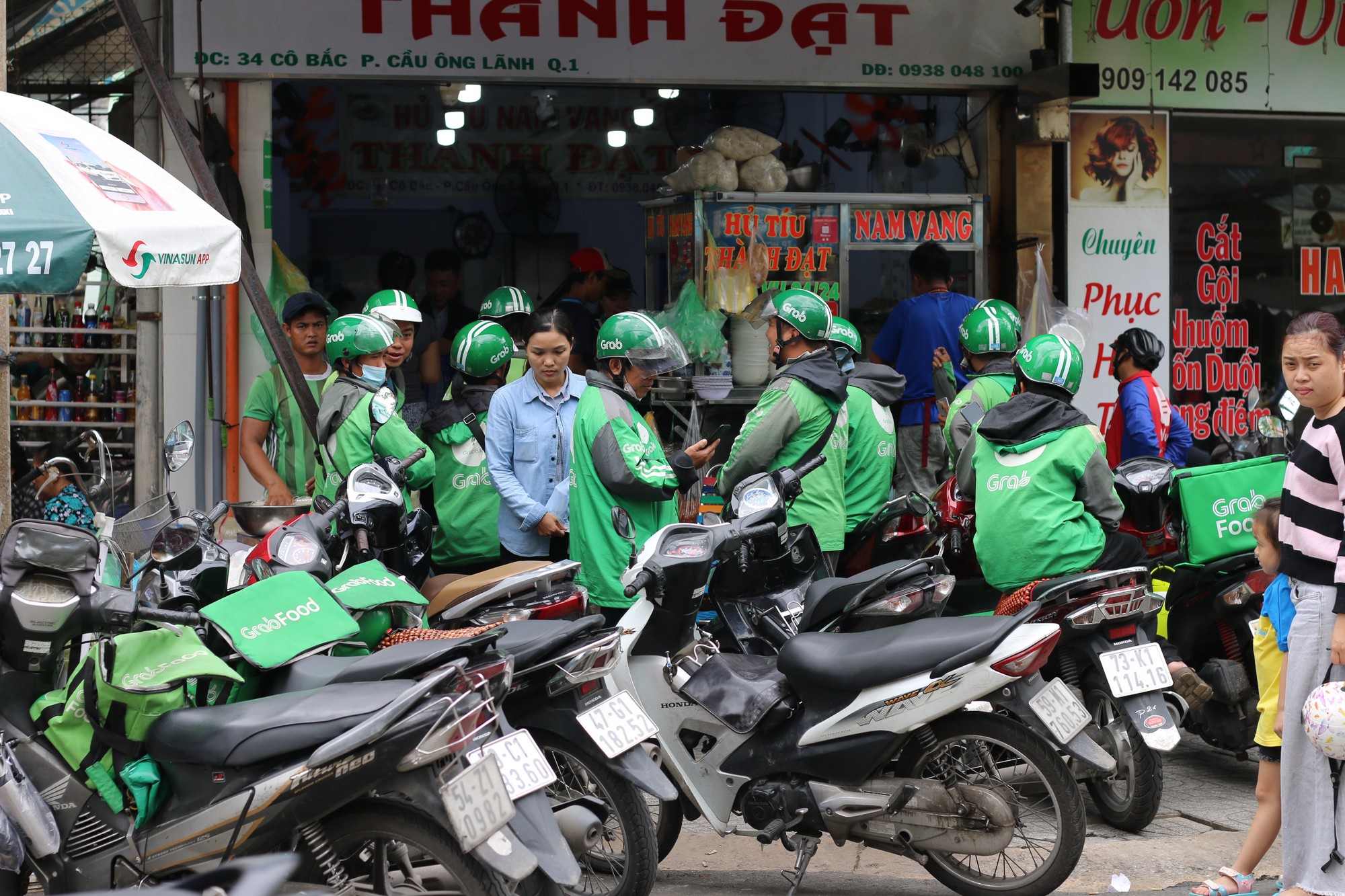 GrabFood, Go-Food bùng nổ, các cửa hàng truyền thống có lao đao?