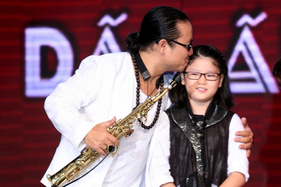 Con gái nghệ sĩ saxophone Trần Mạnh Tuấn "vượt mặt" bố
