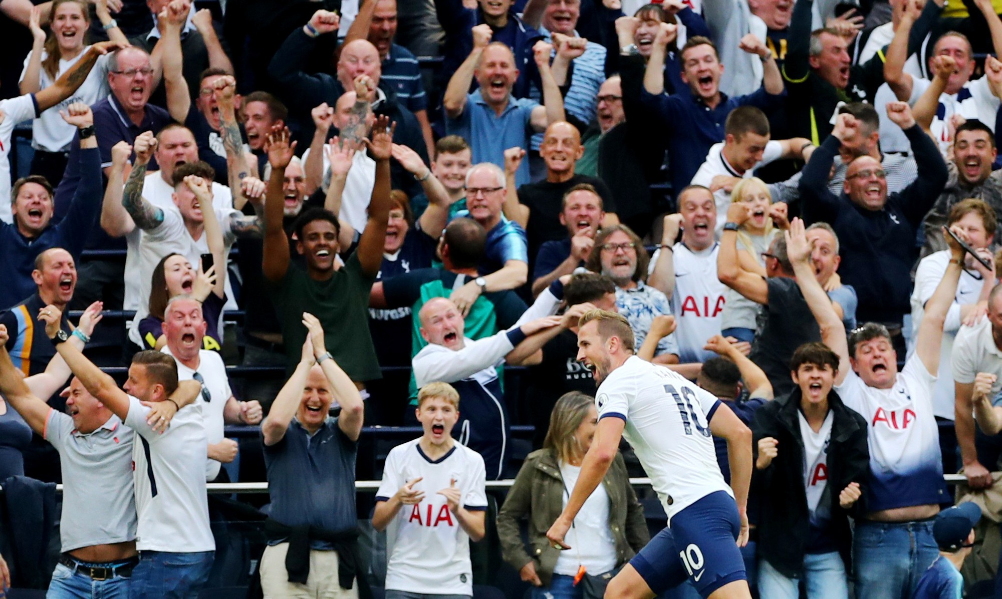 Hạ Aston Villa 3-1, á quân châu Âu Tottenham thăng hoa