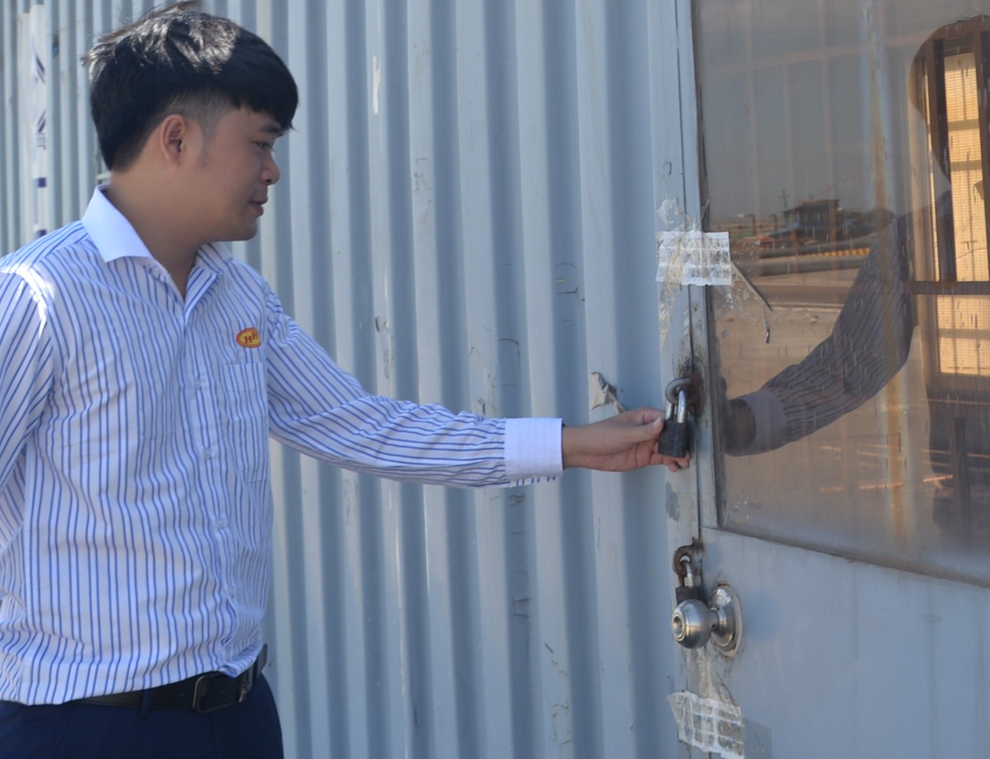 10.000 cổ vật từ tàu đắm bỏ phơi nắng giữa cảng
