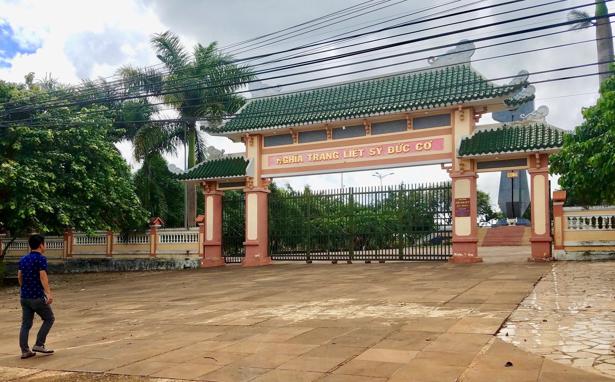 Bắt chủ tịch huyện lợi dụng xây nghĩa trang để tham ô tài sản - Ảnh 2.