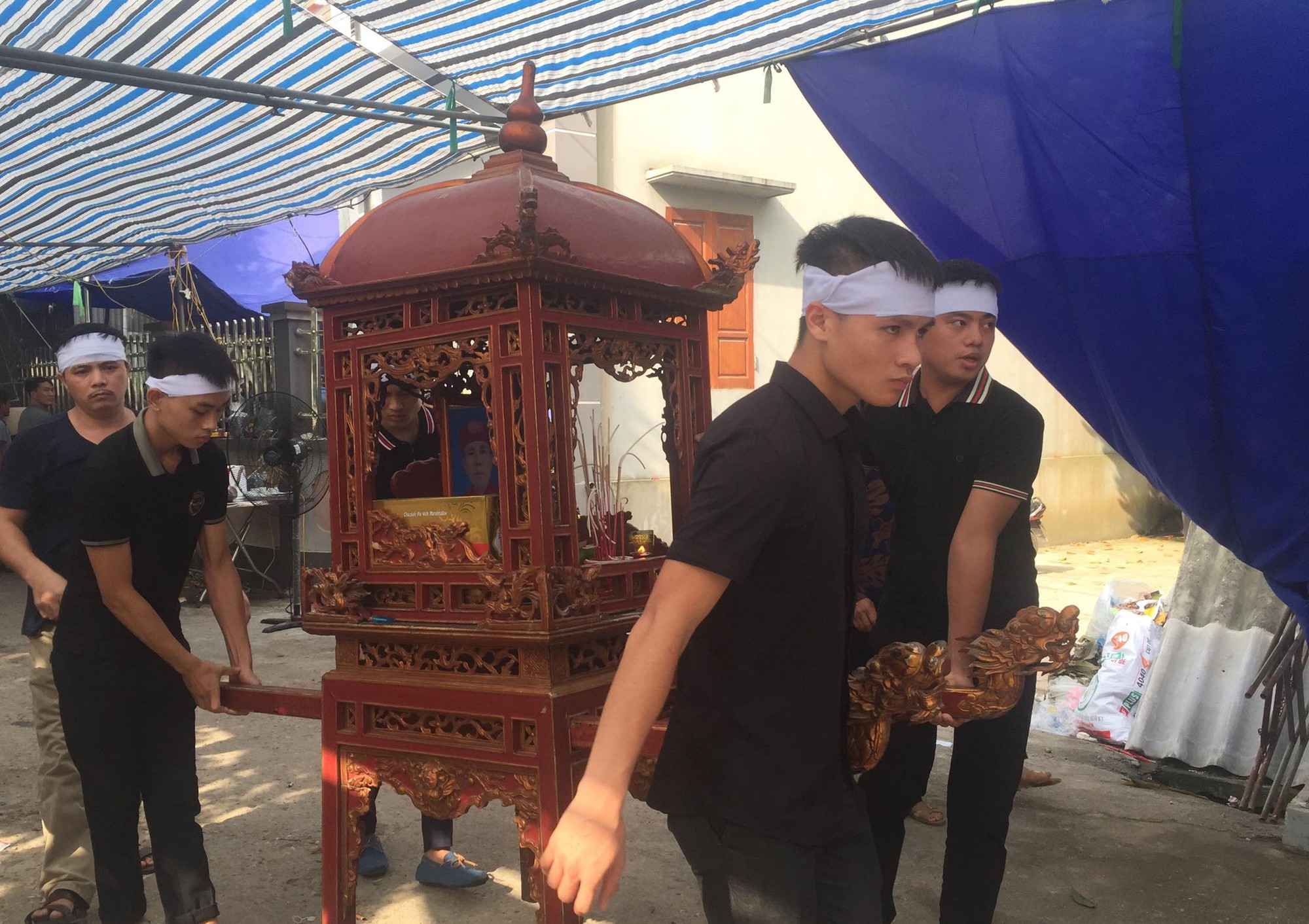 Quang Hải về chịu tang ông nội ngay sau khi lập hat-trick kiến tạo thắng Thanh Hóa
